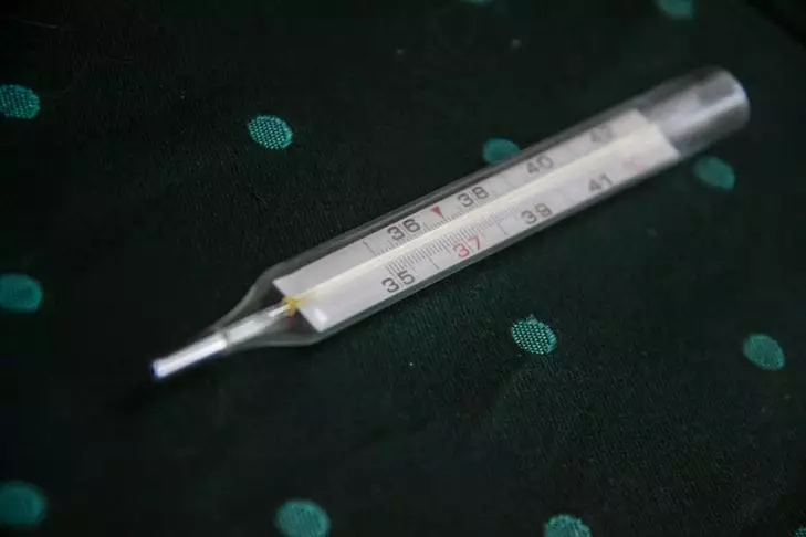 Siguranța casei: Cum să asamblați mercurul vărsat de la un termometru rupt termometru