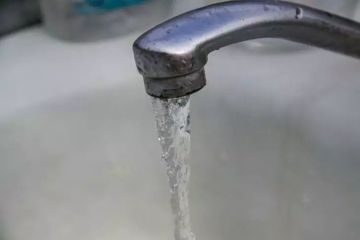 Cum să eliminați blocajul fără instalații sanitare: Manevrați în 10 minute fără a petrece un ban Robinet
