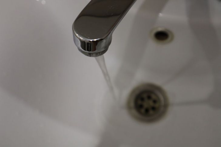 Ce se va întâmpla dacă scurgeți constant apa clocotită în chiuvetă. Spoiler: Nimic bun robinet