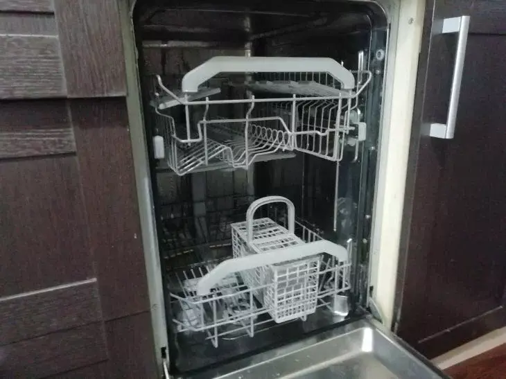 Cum să folosești corect o mașină de spălat vase: din cauza erorilor banale, aparatele de uz casnic nu reușesc și încep să miroasă neplăcut Maşină de spălat vase