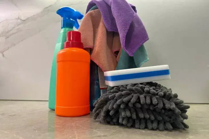 Cum să extindeți viața unui laminat: încercați să o spălați cu șampon, dar nu cu propriul dvs. Produse de curățare
