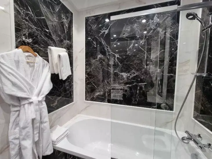 Cum să curățați țiglă în baie: un instrument care elimină atât petele de apă, cât și acoperirea de var Baie
