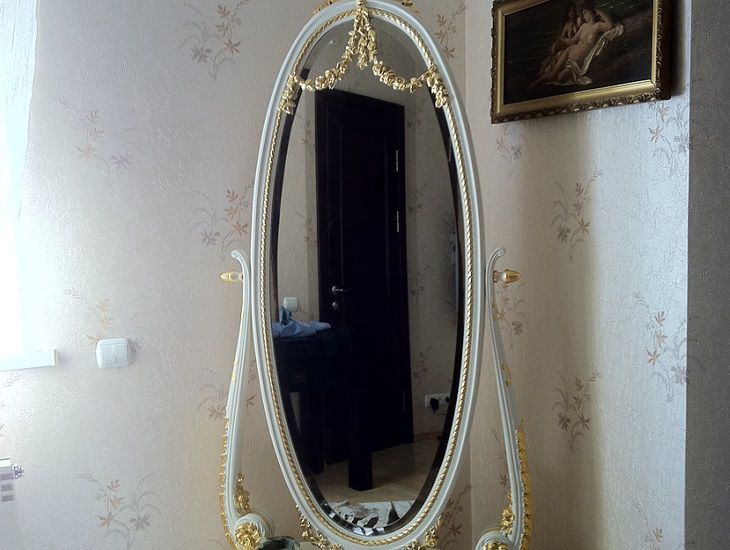 Cum să curățați rapid și eficient o oglindă murdară: luați iod obișnuit oglindă