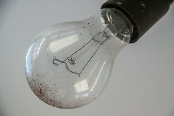 Trucuri mici care vor ajuta la economisirea plății electrice: complet legal Bec