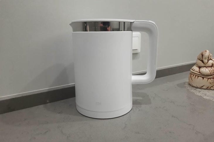 Nu cumpărați un Kettle nou: Această metodă militară de curățare pentru un ban va elimina întreaga scară fierbător