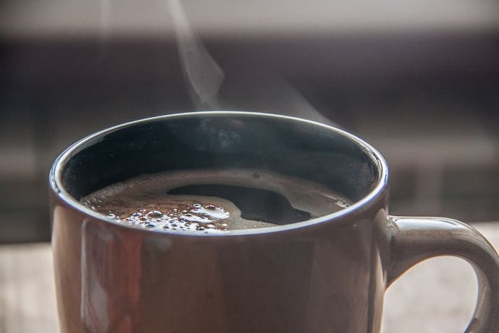 Coșmar de cafea pe o bluză nouă? O modalitate de a elimina un loc în 60 de secunde cafea
