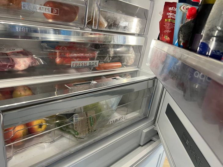 Listate la depozitare în frigiderul legumelor și fructelor sunt listate frigider