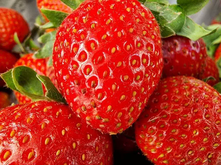 Luați un șervețel și aflați adevărul despre căpșuni: cum să distingeți fructele naturale de Căpșună