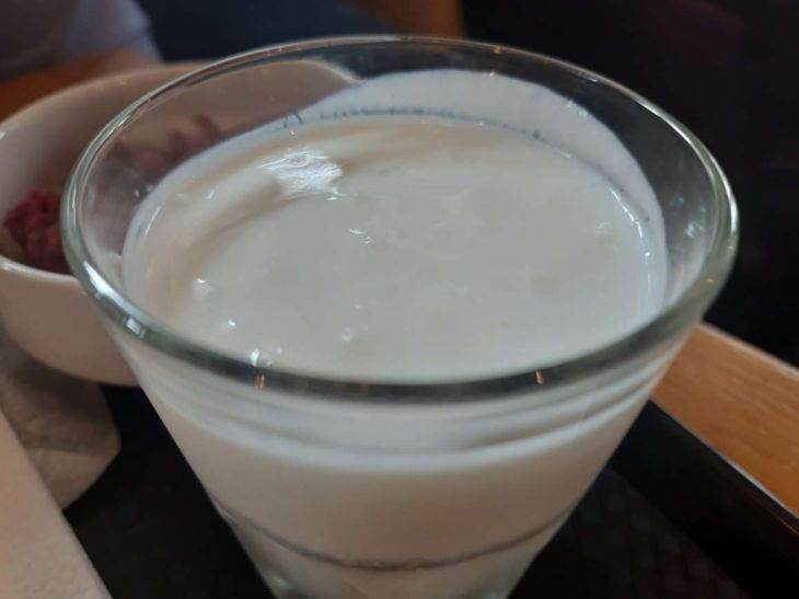 Expertul a spus cum să depoziteze corect laptele în căldură chefir