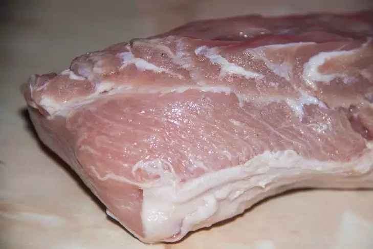 Nu așteptați ore întregi: Cât de rece se dezgheță carnea de multe ori mai rapidă carne