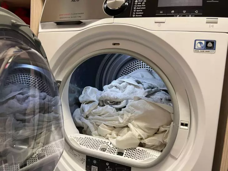 Cât de multă lenjerie poate fi pusă într -o mașină de spălat: fiecare treime nu știe și crește amarnic tehnică