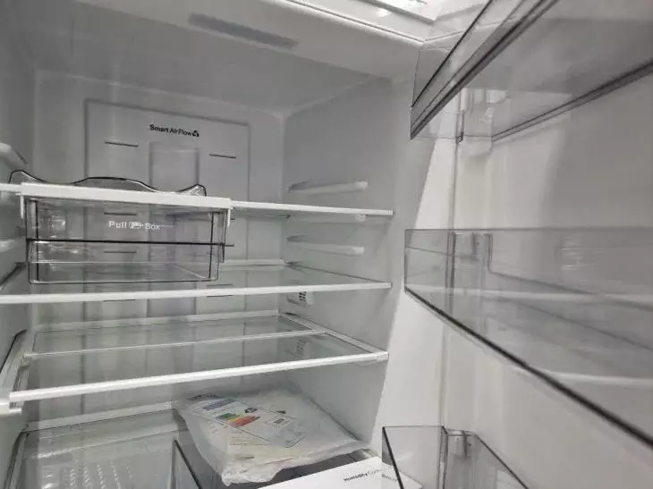 Frigiderul miroase a prospețime: o modalitate simplă de a scăpa de mirosuri este pentru totdeauna Frigider