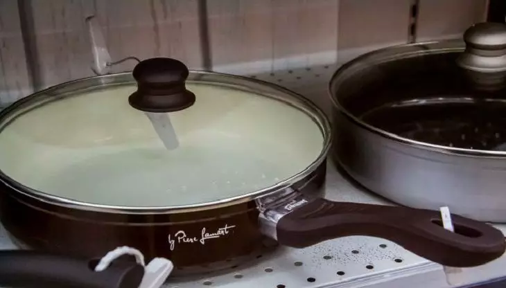 NAR puternic în tigaie? Această metodă sovietică simplă rezolvă rapid și eficient problema pan