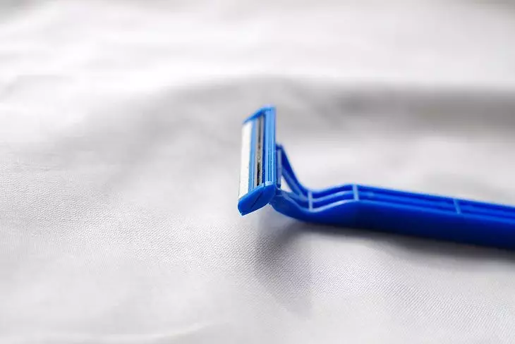 De ce să nu aruncați o mașină de ras veche. Oh, cât de util pentru haine Razor