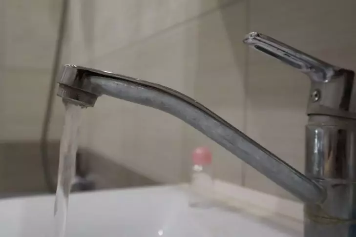 Vârful de var pe robinete: Cum să -l îndepărtezi într -un minut este un remediu care este întotdeauna la îndemână robinet