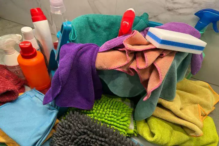 Strălucitor de simplu: două linguri și un pahar cu apă - și plasa de țânțari vor fi curate, chiar și nu trebuie să vă îndepărtați de pe fereastră Instrumente de curățare