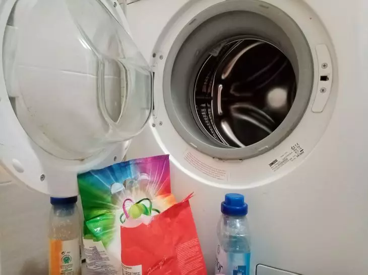 De ce miroase din mașina de spălat: Ce să faci înainte de spălare - acțiuni simple pentru prospețimea lenjeriei Spălat