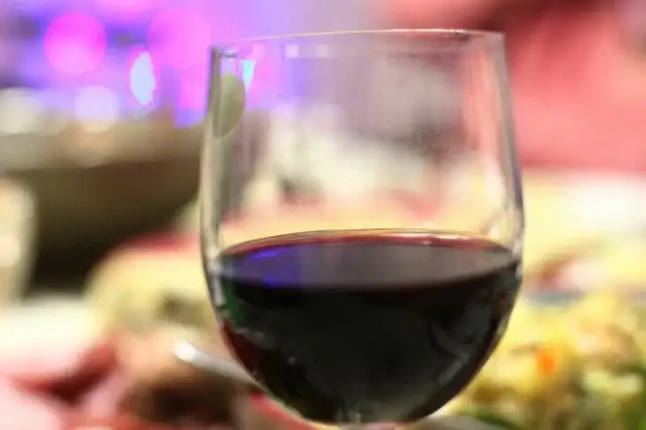 Catastrofa cu covorul nu mai este groaznică: cum să aduci vin roșu vărsat în 10 minute folosind sare Vin